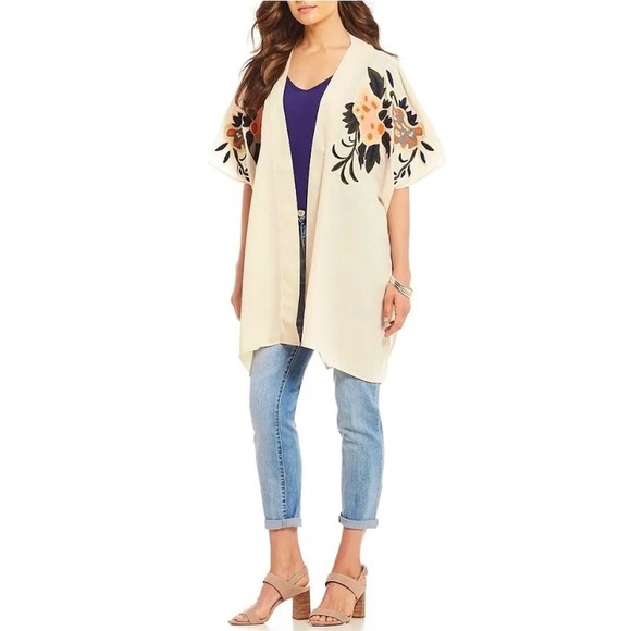 Gibson & Latimer Embroidered Kimono - Picture 14 of 15